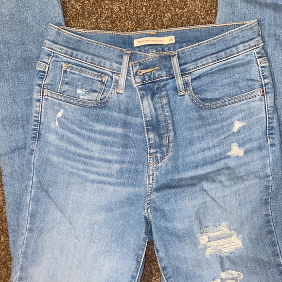 Levis - Picture 2 of 4